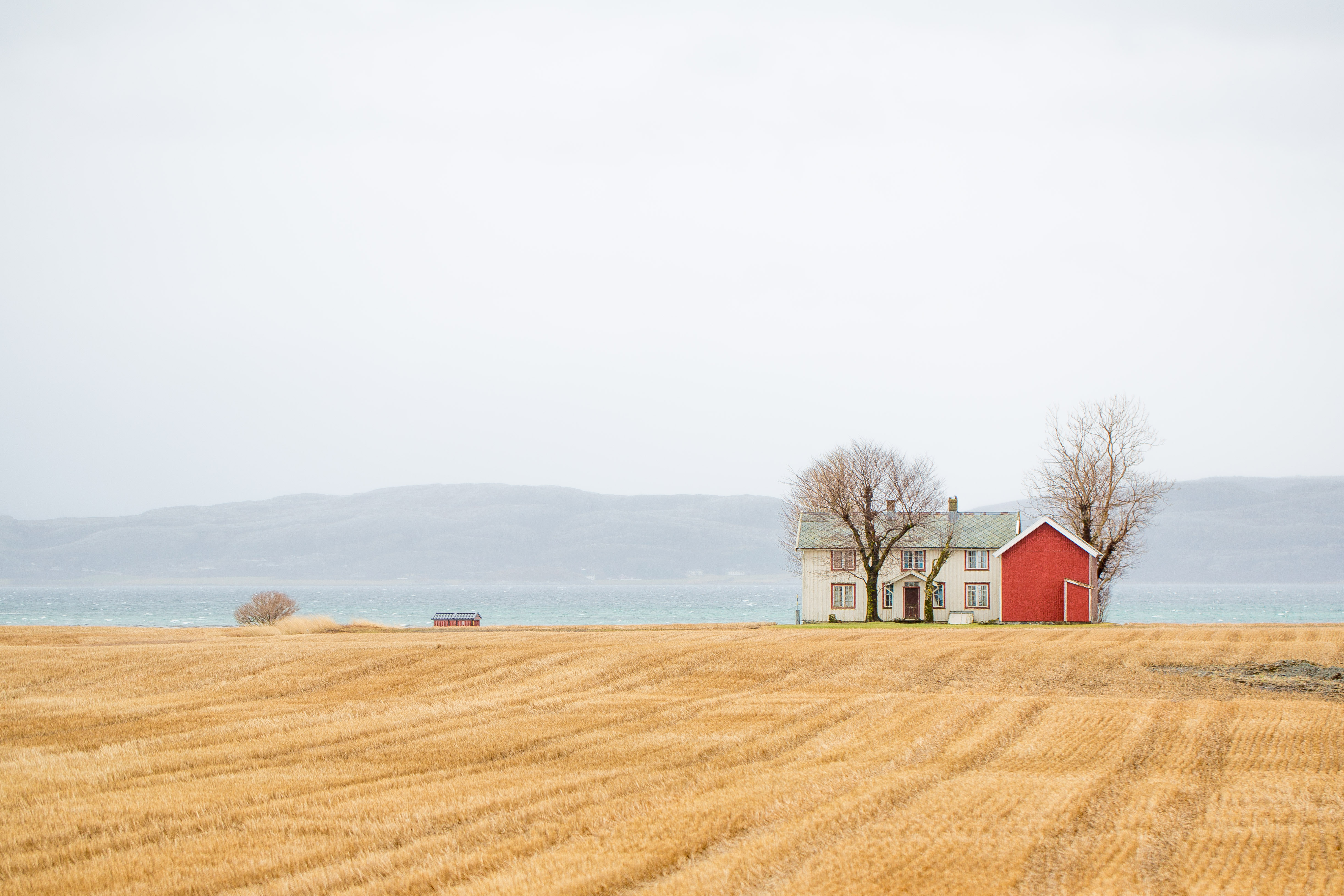 Gård ved jordene og fjorden på Ørland i Trøndelag